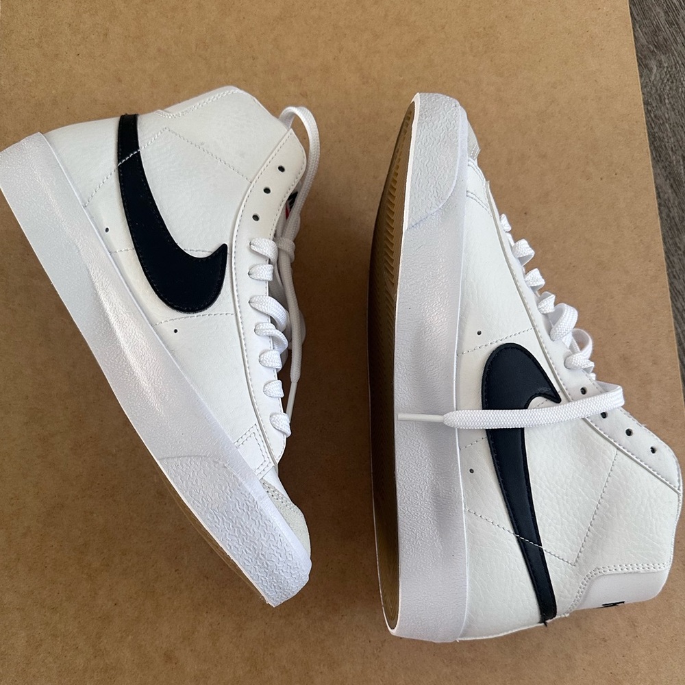 NEW NIKE WHITE BLACK BLAZER MID ‘77 WOMENS 8